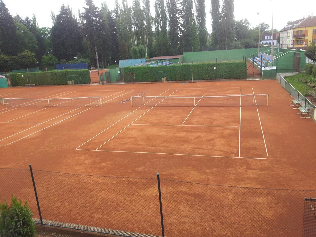 Penzion Tenis Podiebrady Zewnętrze zdjęcie
